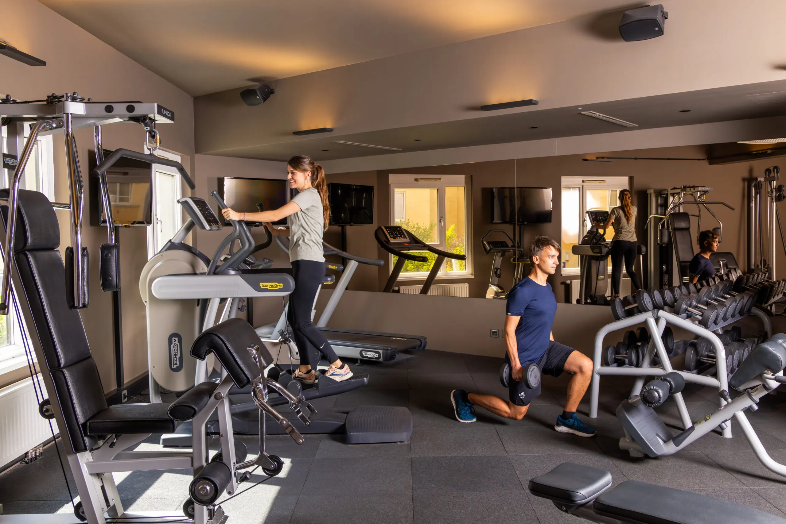 Fitnessraum mit TechnoGym-Geräten