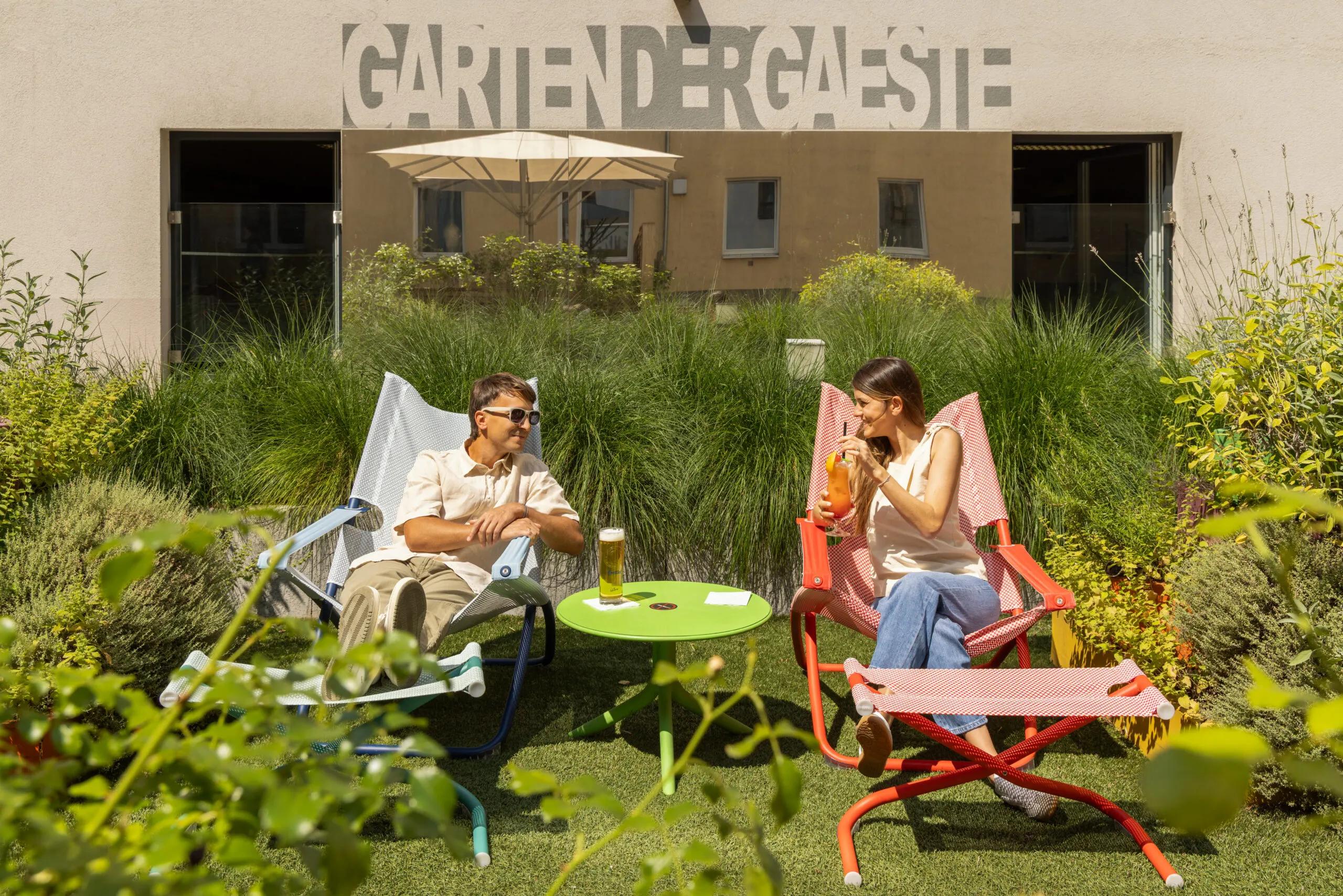 Gastgarten der Pergola mit Liegestühlen
