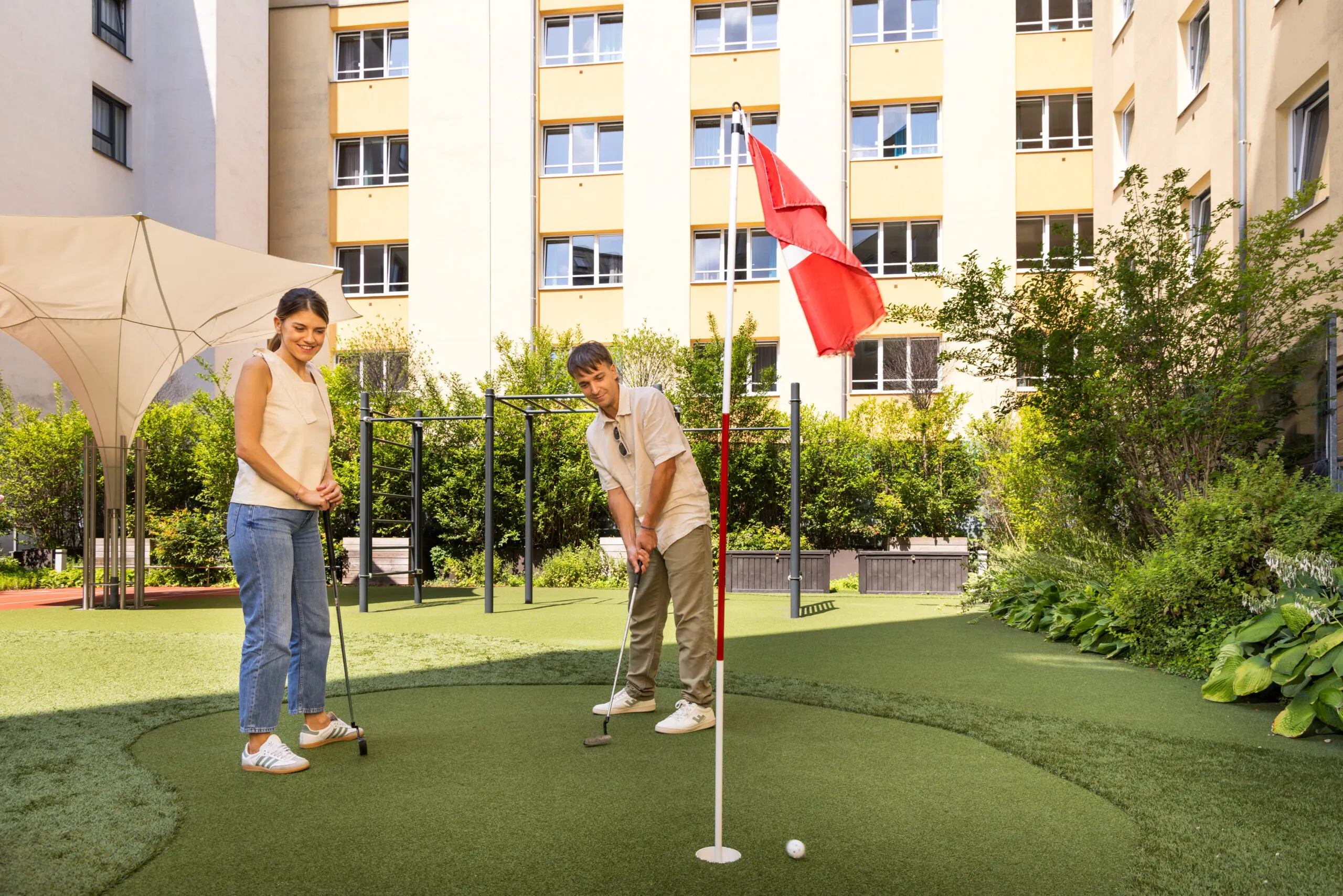 Minigolf im Innenhof: Wiens kleinster Golfplatz