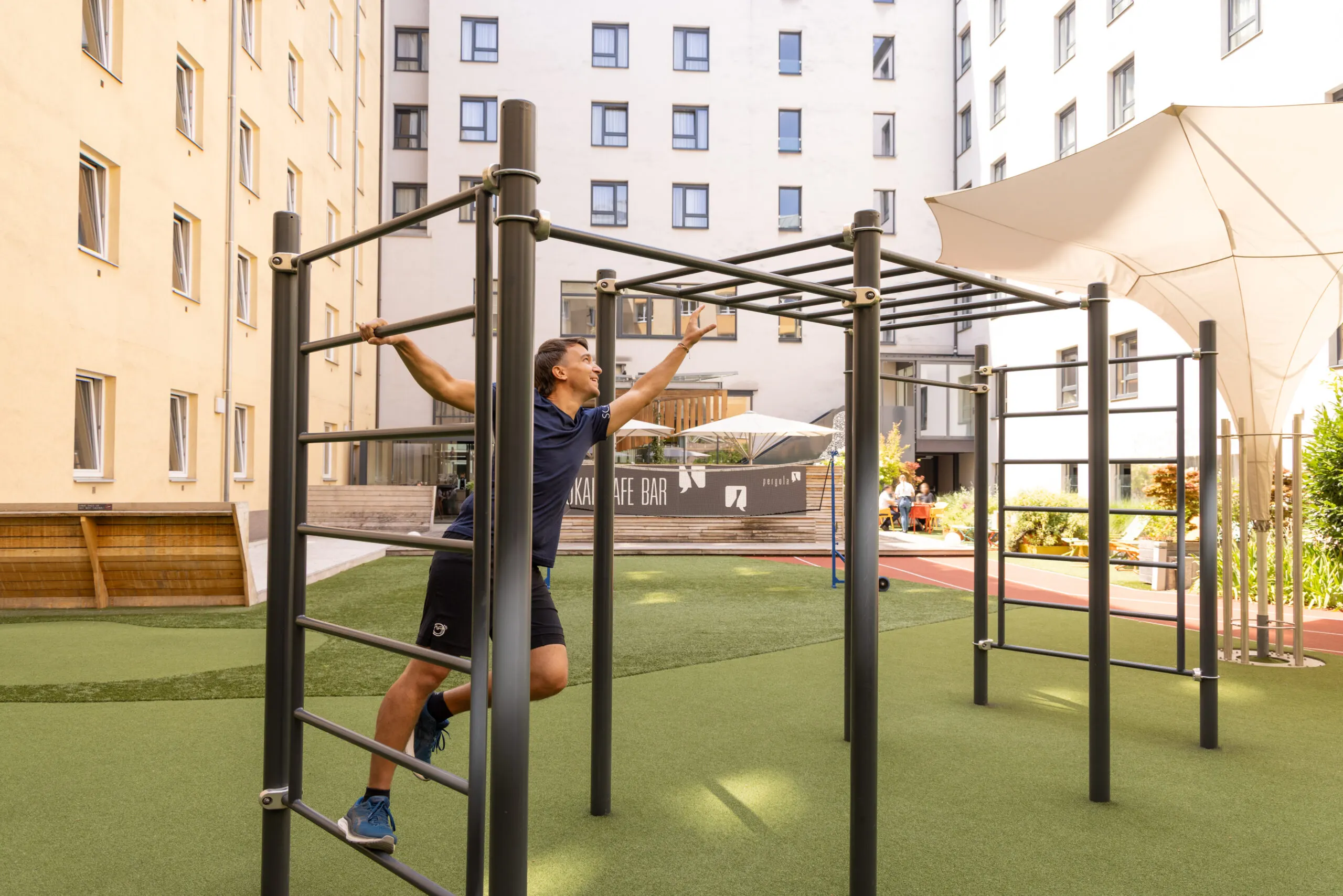 Training am Outdoor-Rahmen im Innenhof des Zeitgeist Vienna