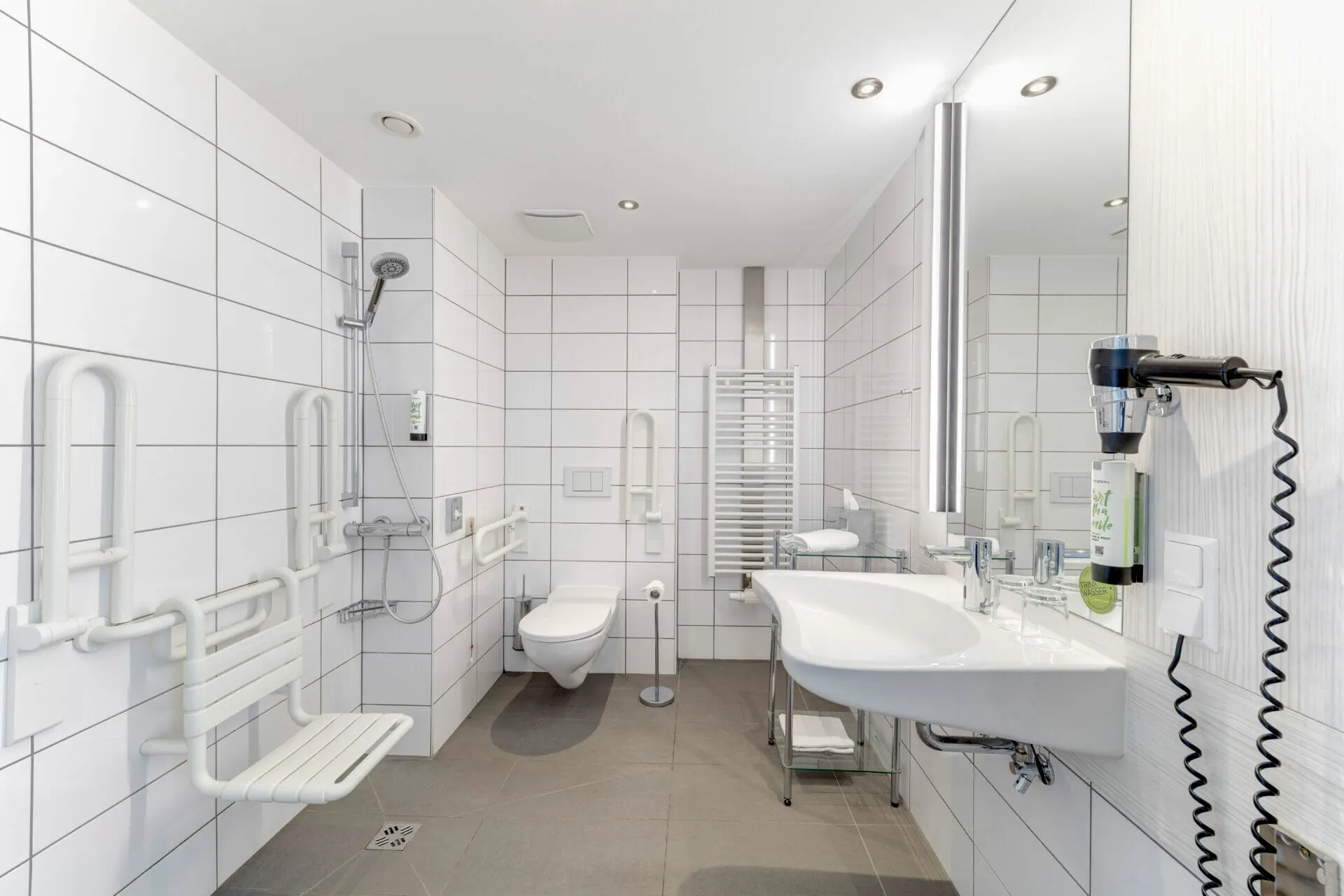 Bad ohne Schwelle mit Haltegriffen an Dusche und WC