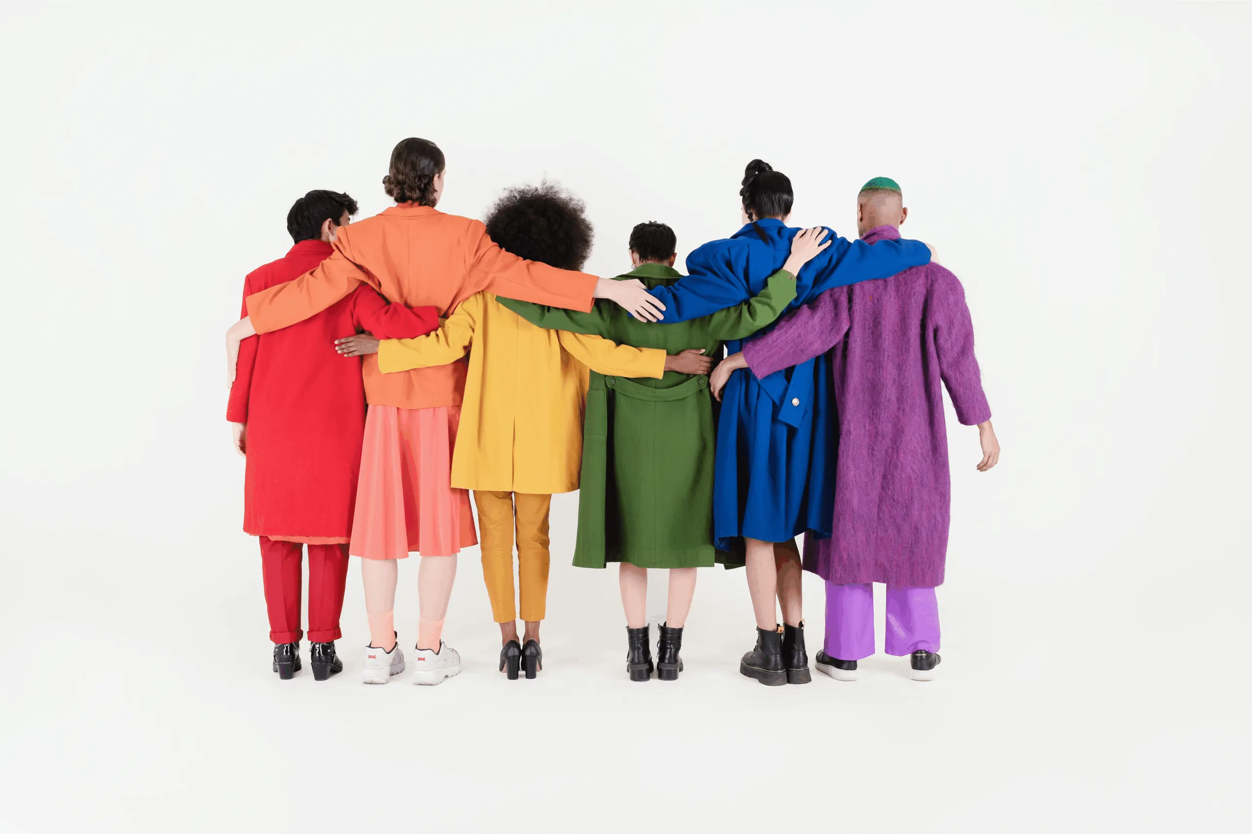 Menschen in bunten Farben Arm in Arm