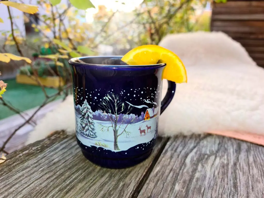 Winter Lounge im Zeitgeist Vienna: Tasse auf Schaffell