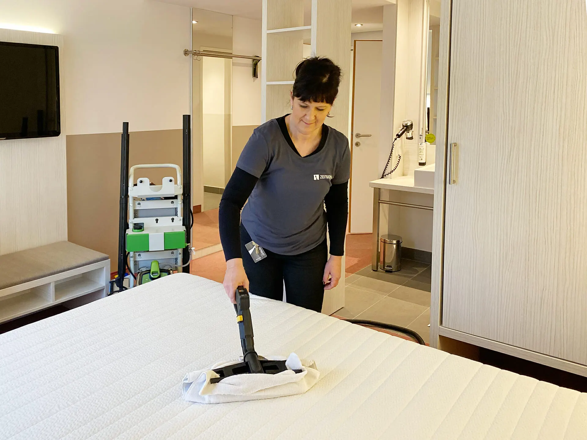 Green Cleaning: Reinigung mit heißem Trockendampf im Zimmer
