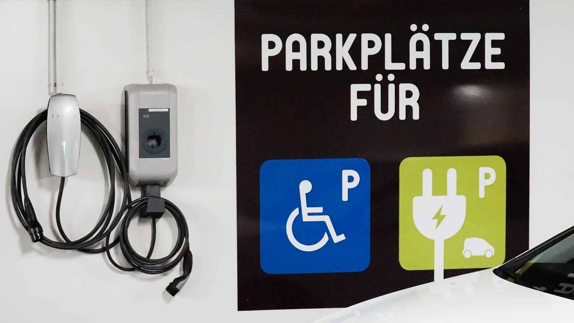 Schild für barrierefreie Stellplätze und E-Ladeplätze in der Tiefgarage
