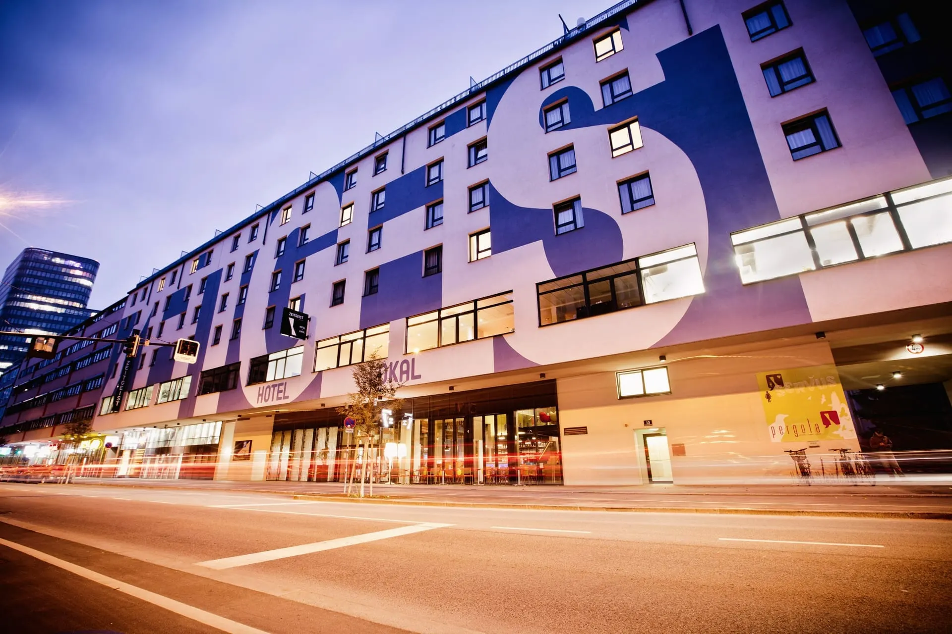 Hotel Zeitgeist Vienna am Abend, Außenansicht