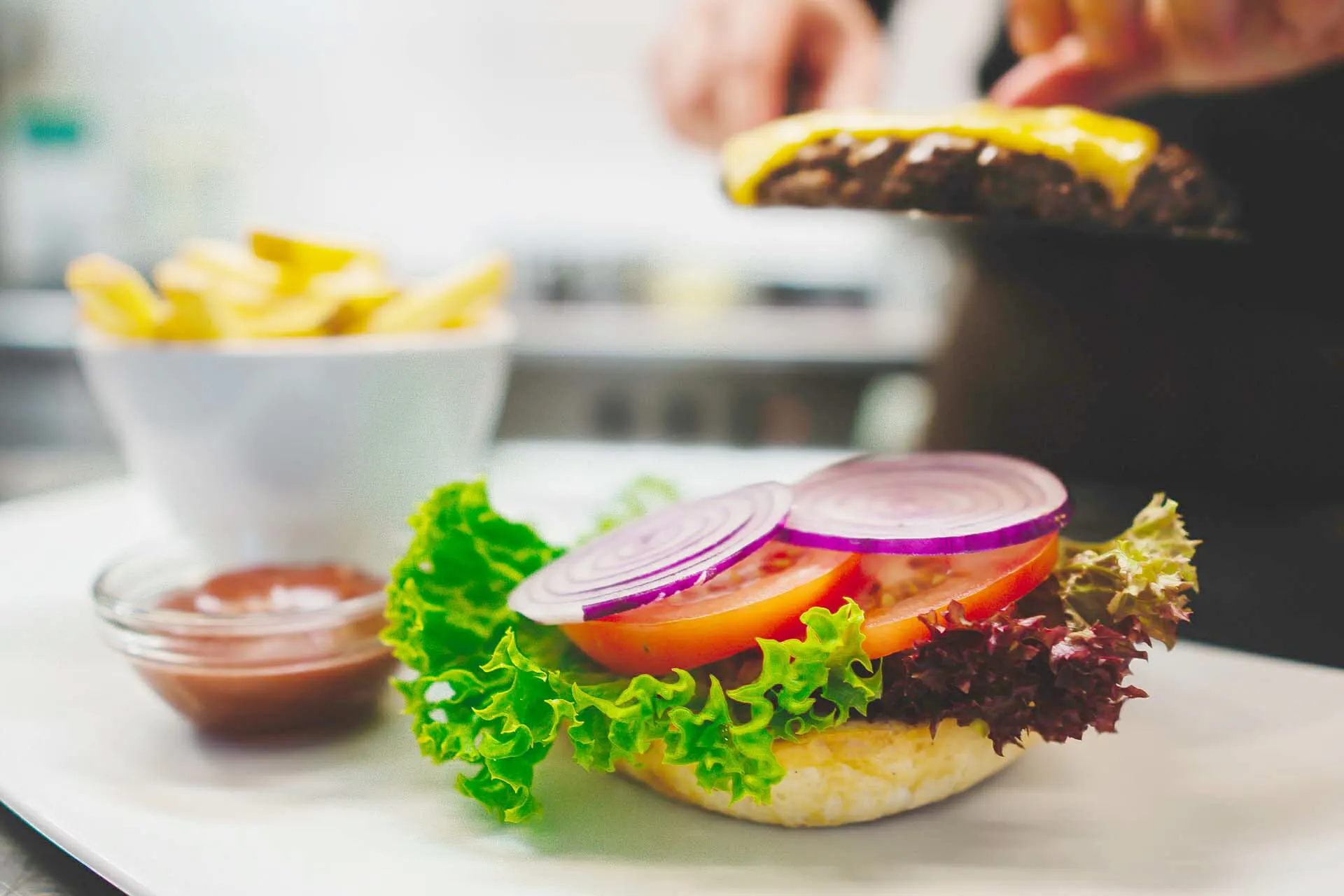 Koch richtet einen Burger an