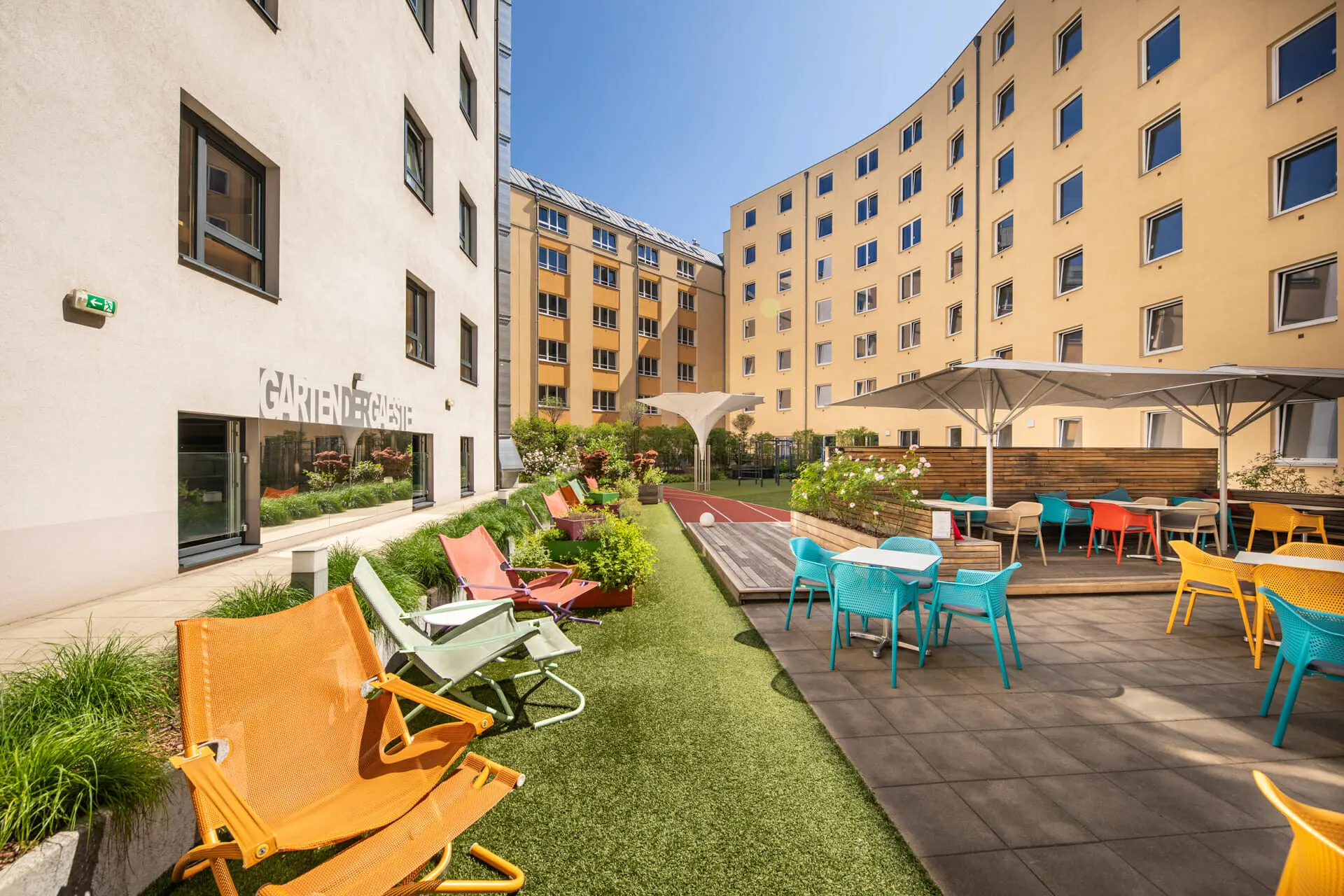 Chill- und Workout-Area im Innenhof