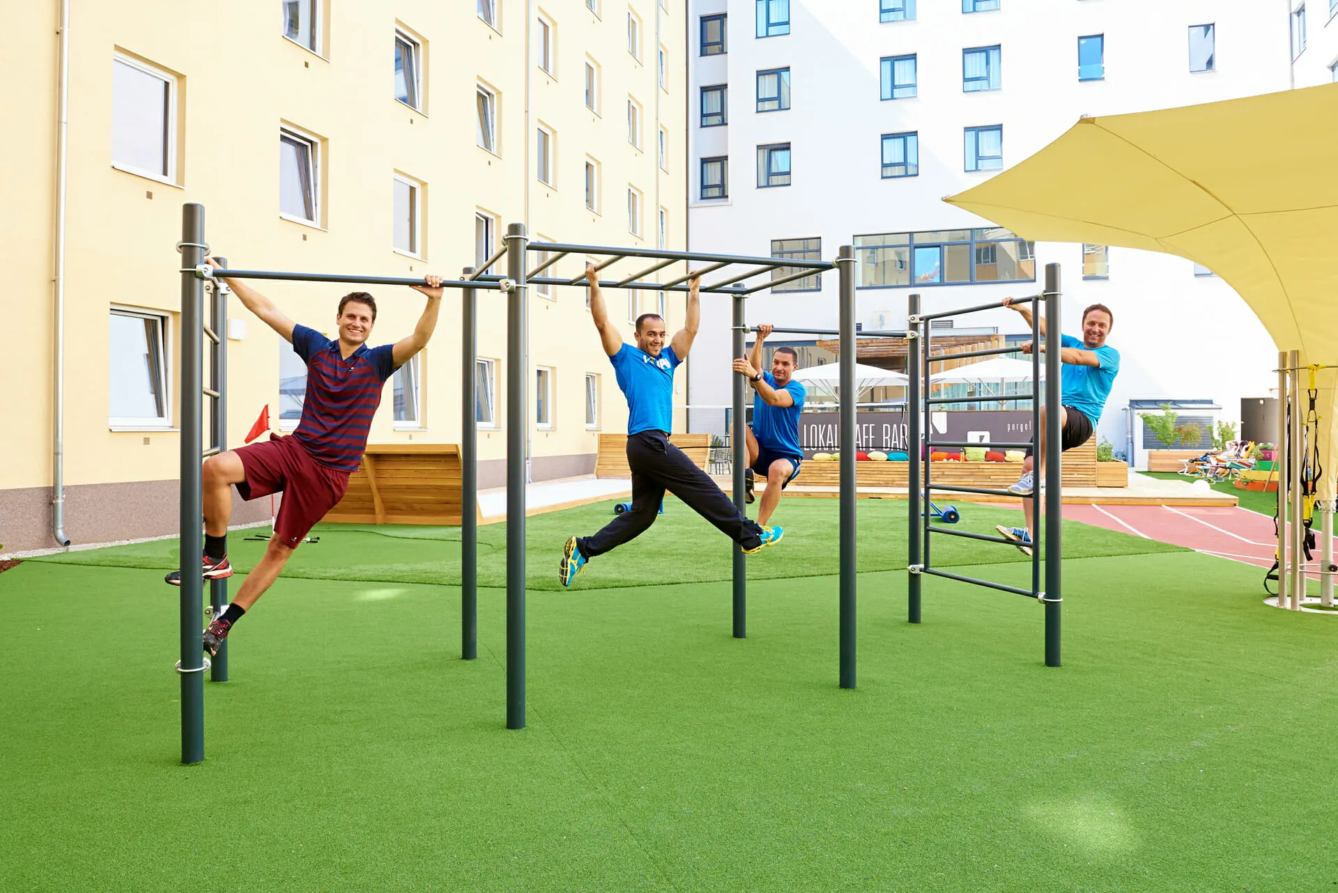 Chill- und Workout-Area im Innenhof