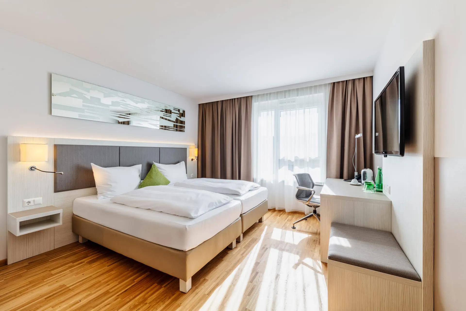 Zimmer Deluxe: Doppelbett, Wandfernseher und Schreibtisch mit Wasserkocher