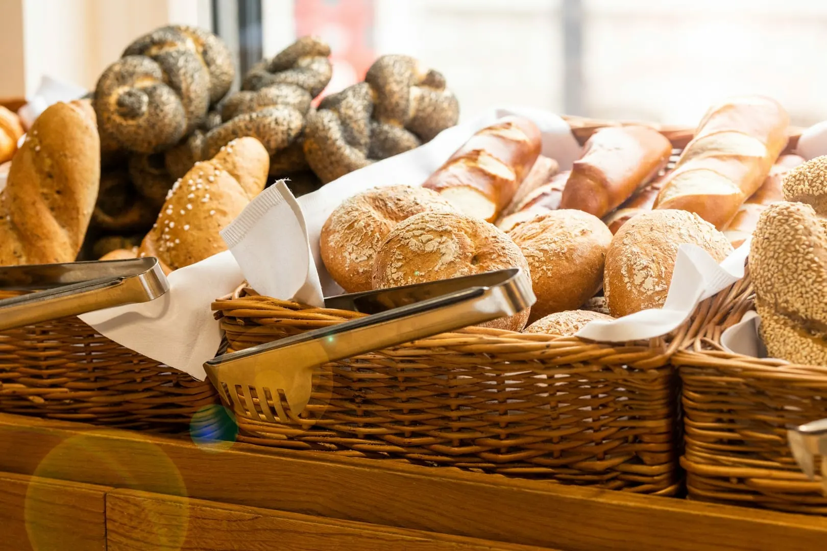 Brot und Gebäck am Frühstücksbuffet
