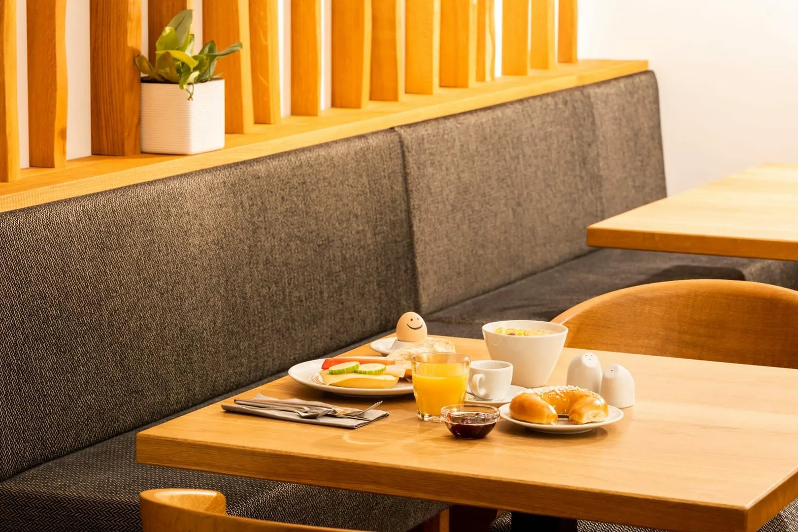 Frühstück an der grauen Bank im Franny's