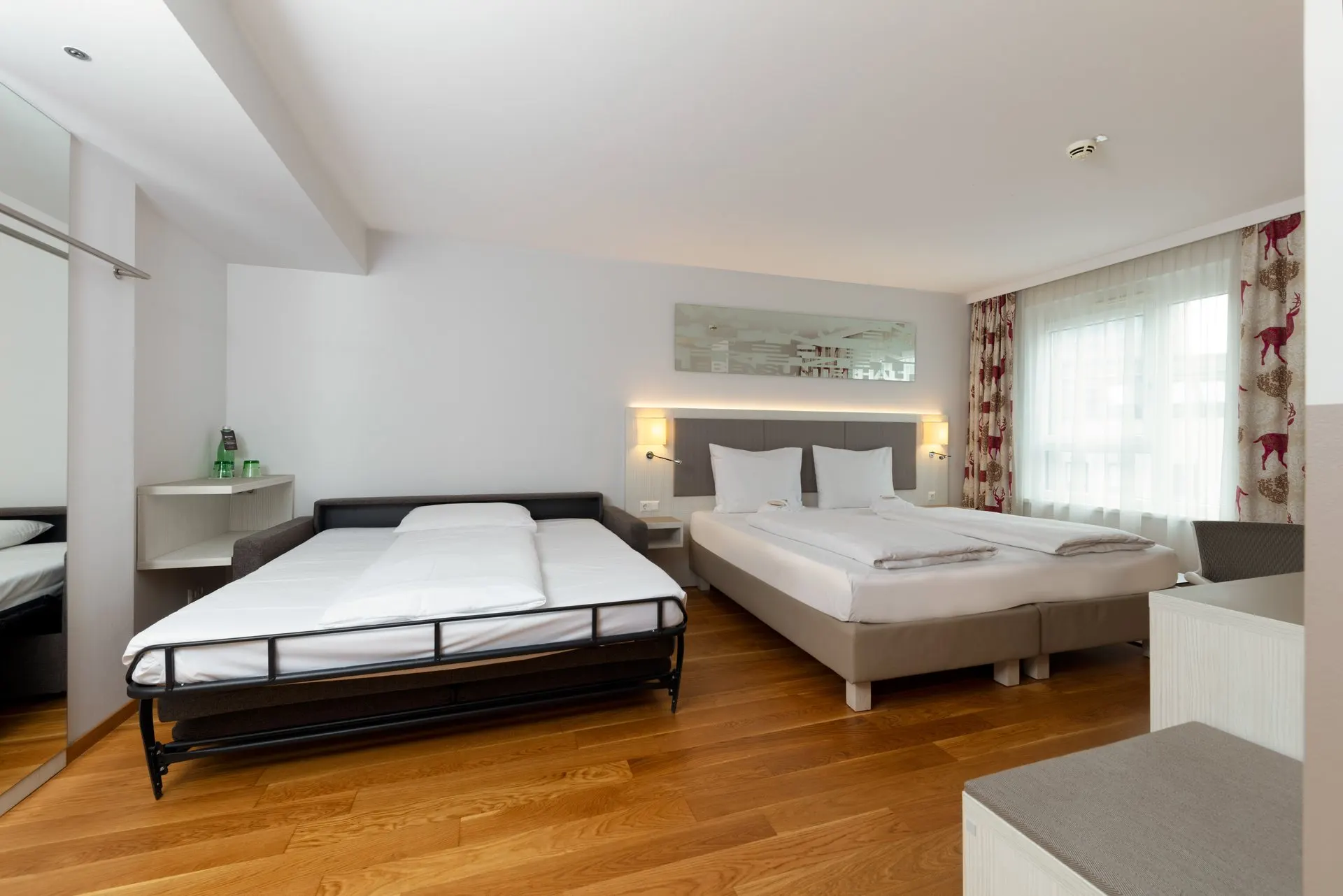 Loft: ausgezogene Couch als zweites Bett vor dem King-Size-Bett