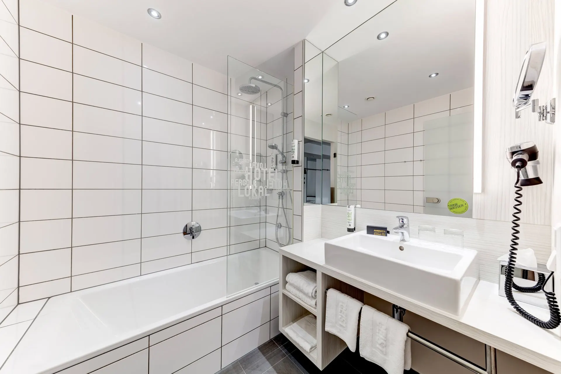 Loft: Bad mit Badewanne, Duschwand und großem Waschtisch