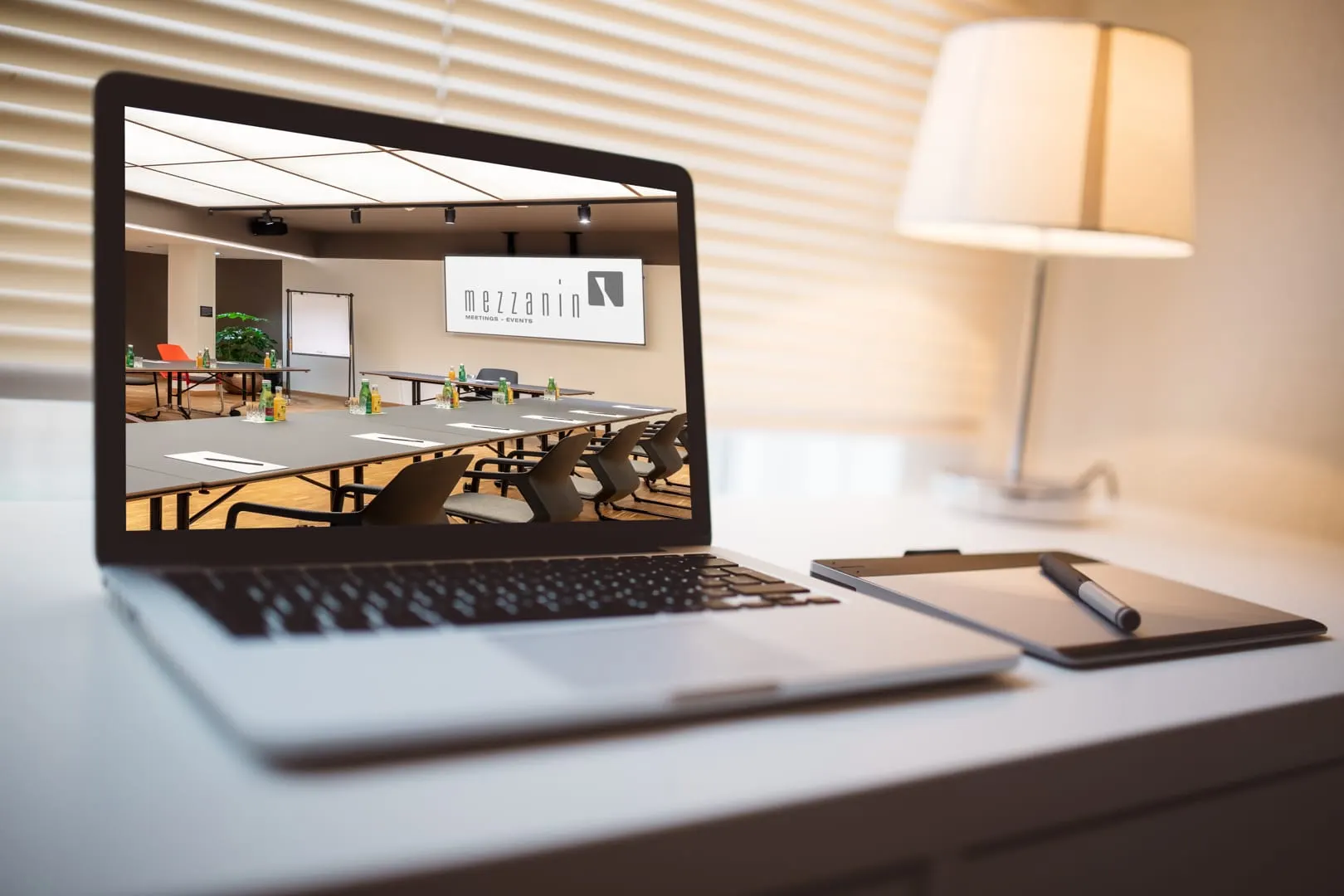 Hybrides Meeting: Laptop mit Videokonferenz im Mezzanin