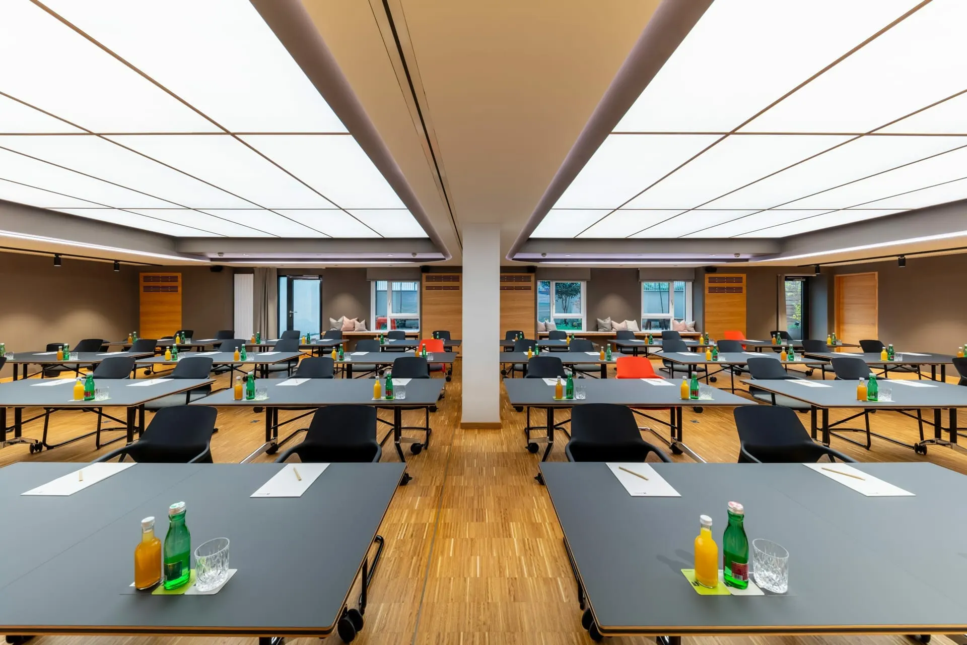 Großer Seminarraum in Klassenbestuhlung