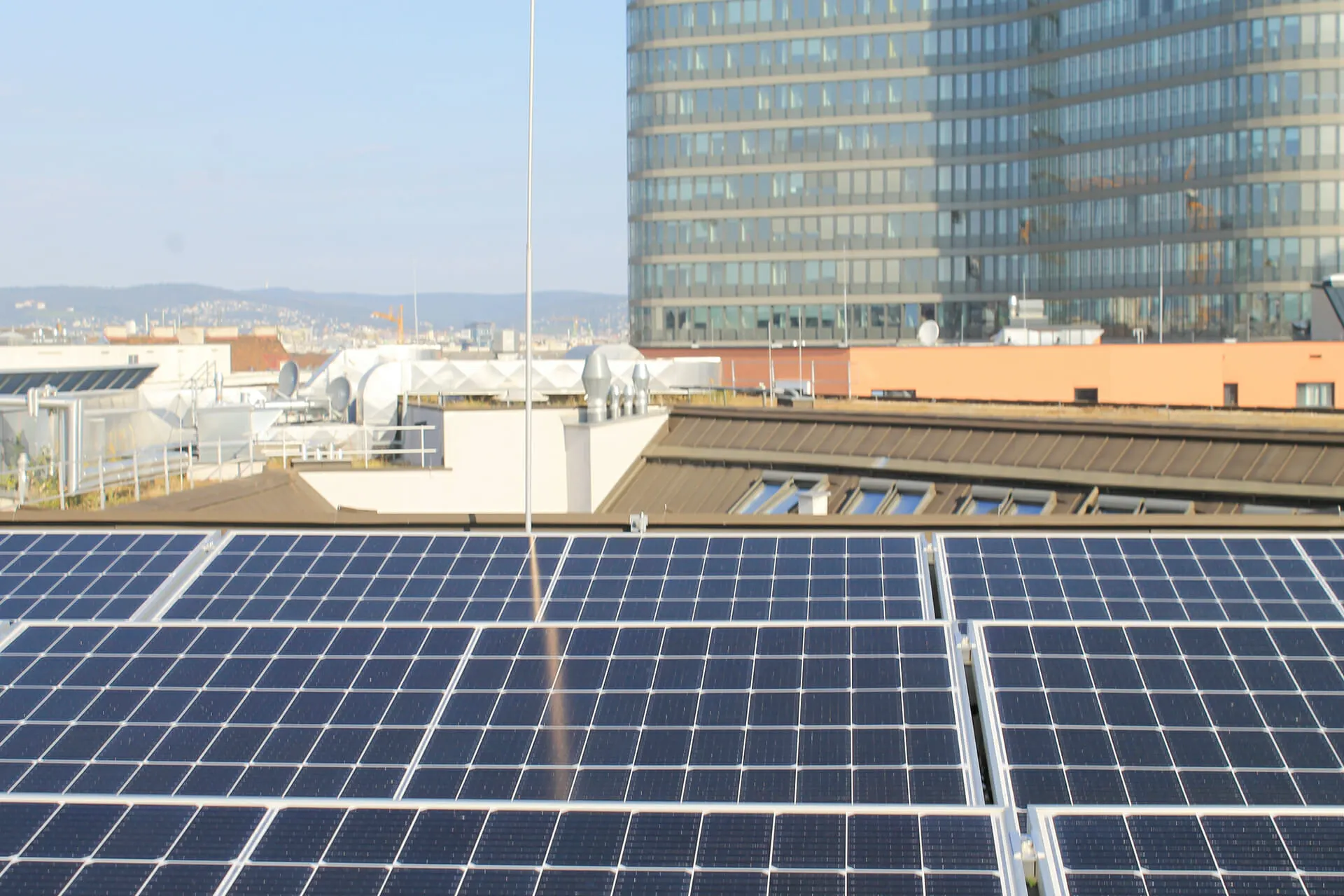 Photovoltaikanlage auf dem Dach des Zeitgeist Vienna mit Blick über Wien