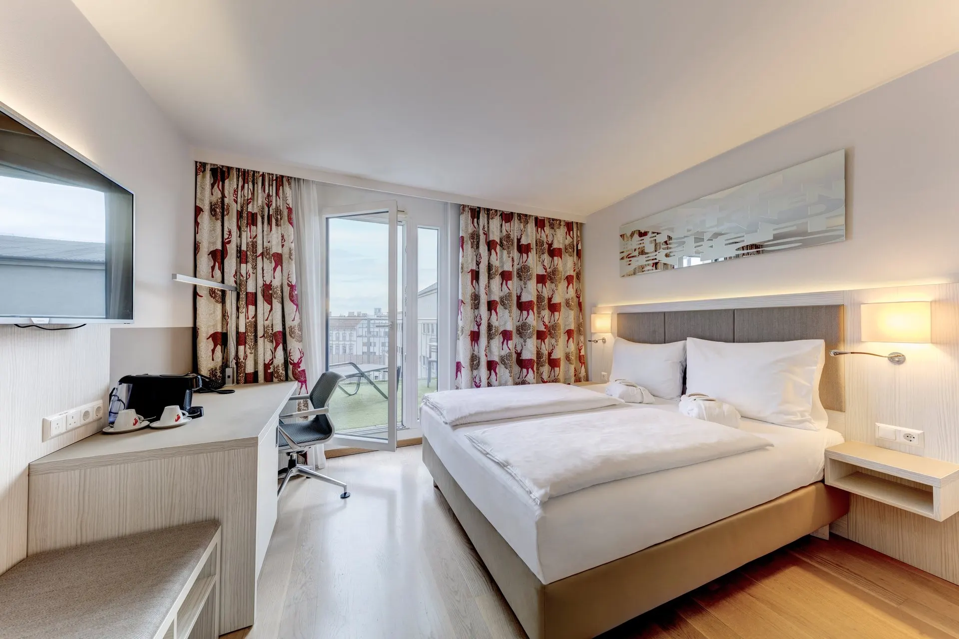 Prestige: queen-size bed, desk and door to the roof terrace