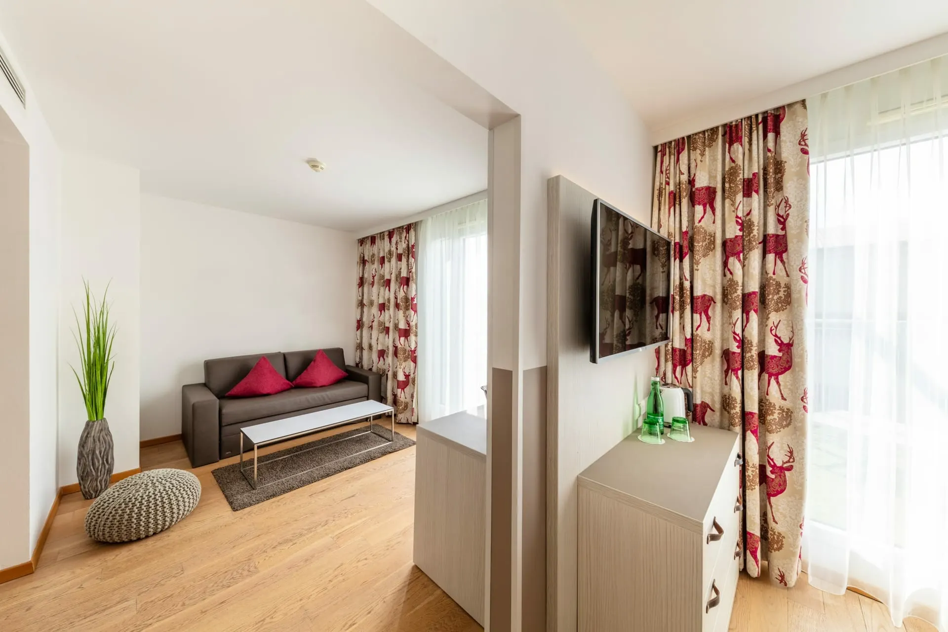 Suite mit Terrasse: Sitzecke mit Sofa und Couchtisch am Fenster