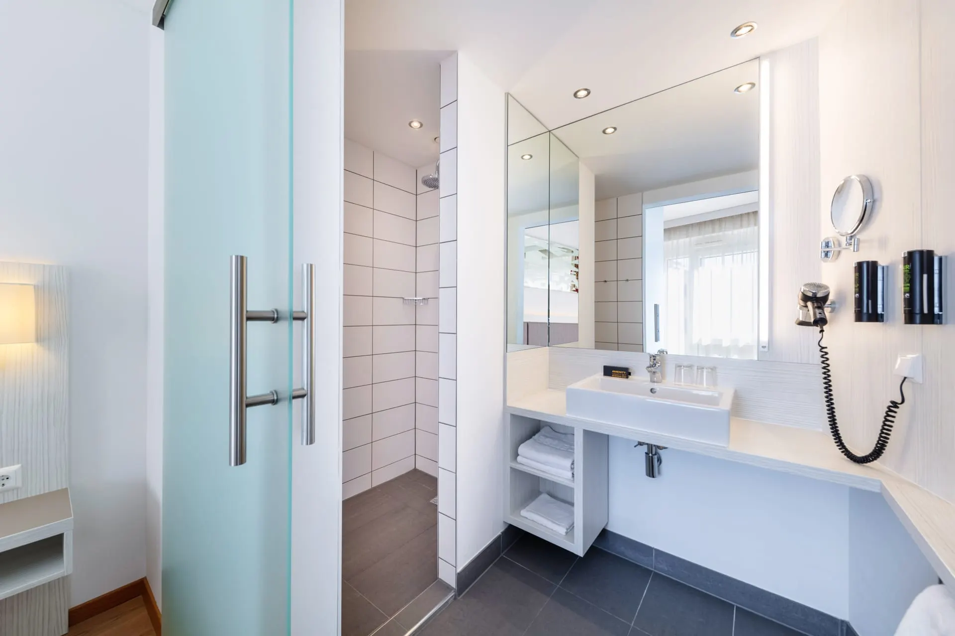 Suite: Bad mit Waschtisch und Dusche hinter der Glasschiebetür