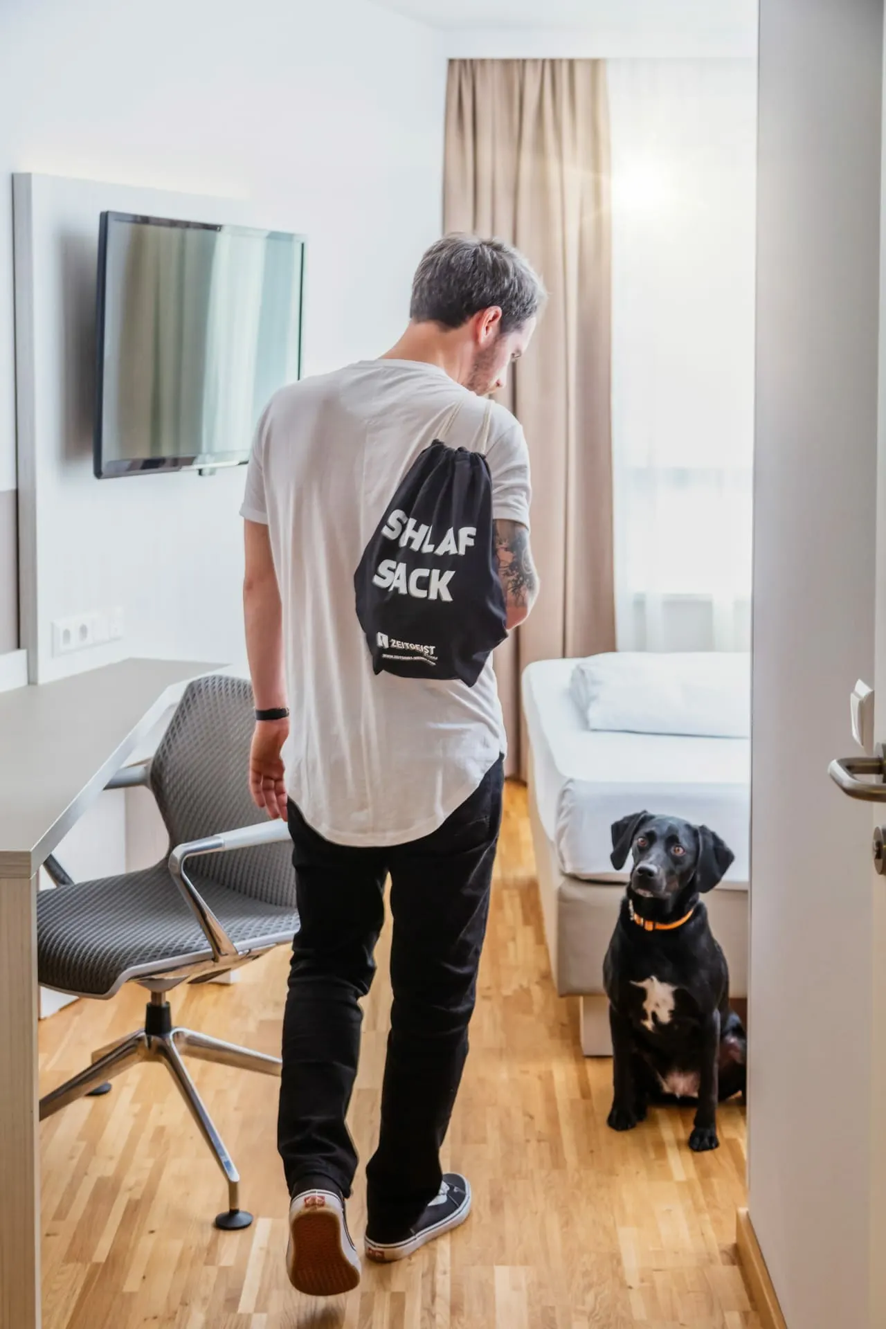Gast mit Hund betritt das Zimmer Urban