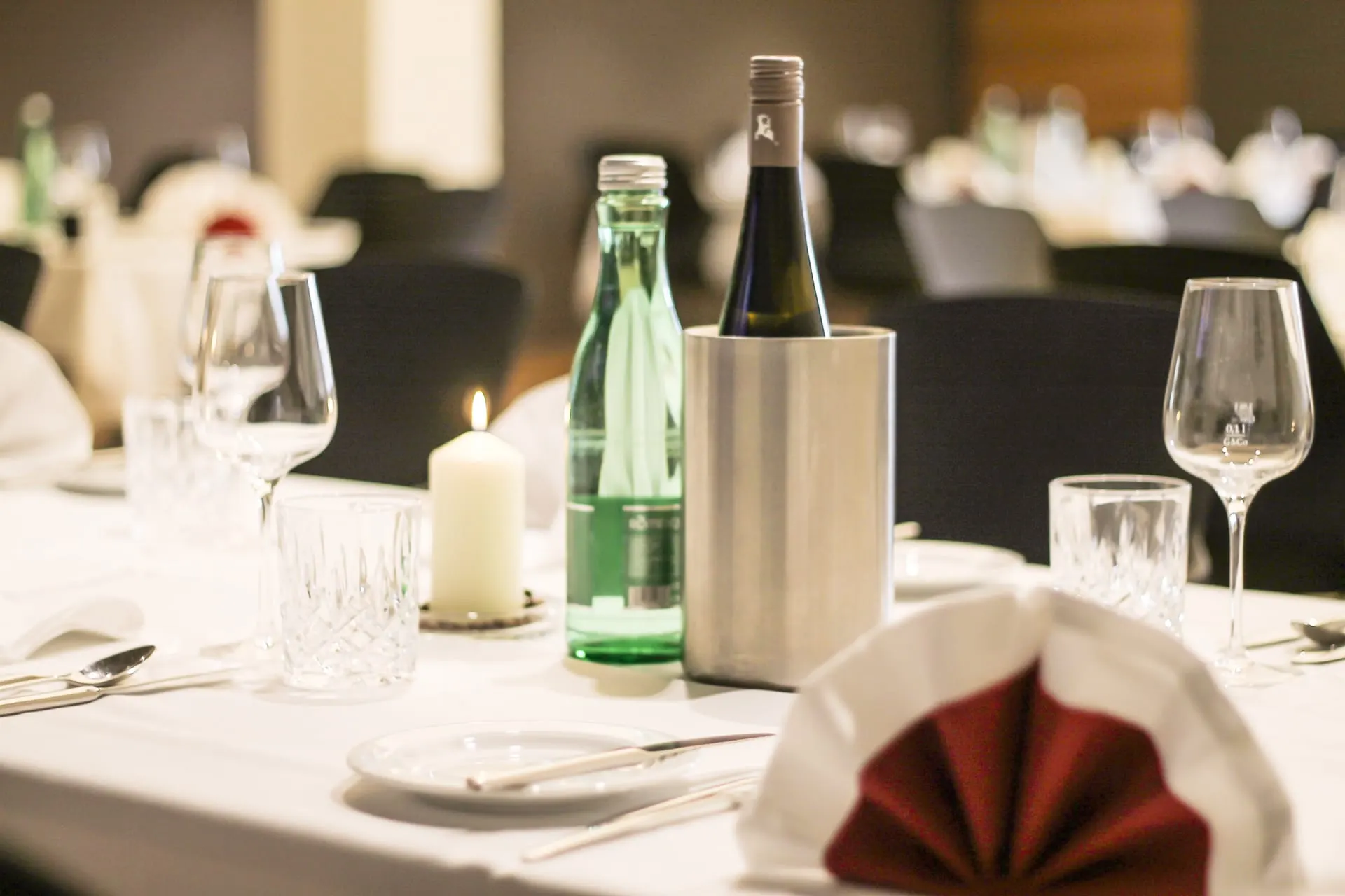 Weihnachtsfeier: Banketttisch mit Serviettenfächer und Kerze