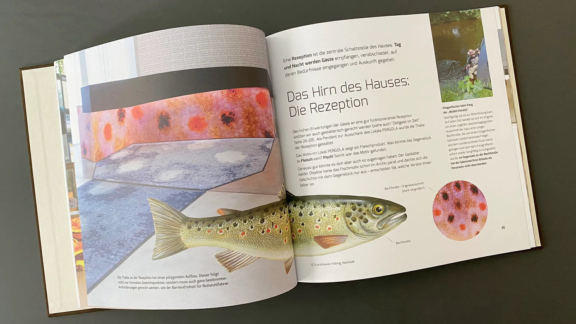 Das Booklet „Ein Hotel schreibt Geschichte(n)“ aufgeschlagen: die Rezeption mit der Forelle