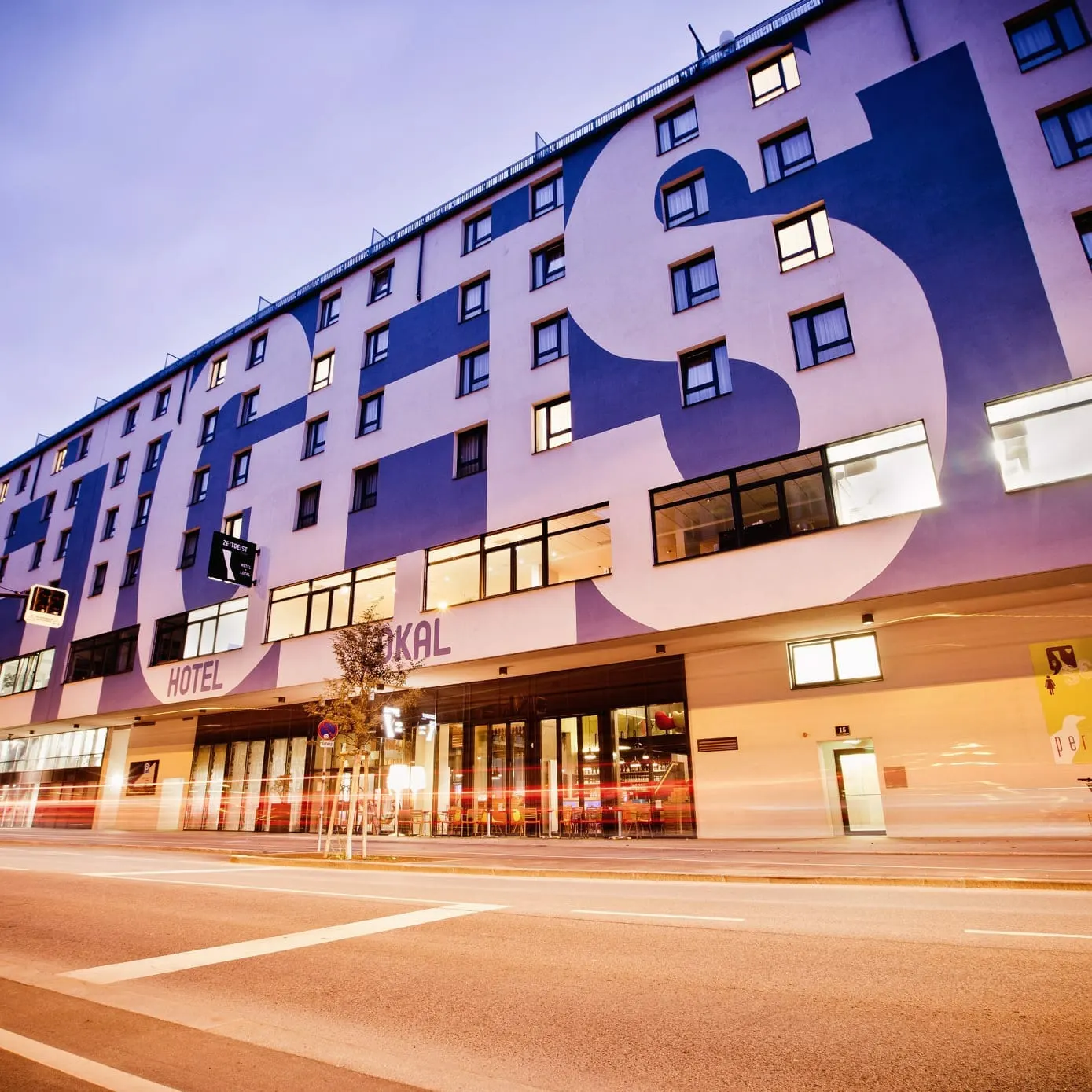 Die Fassade des Zeitgeist Vienna am Abend