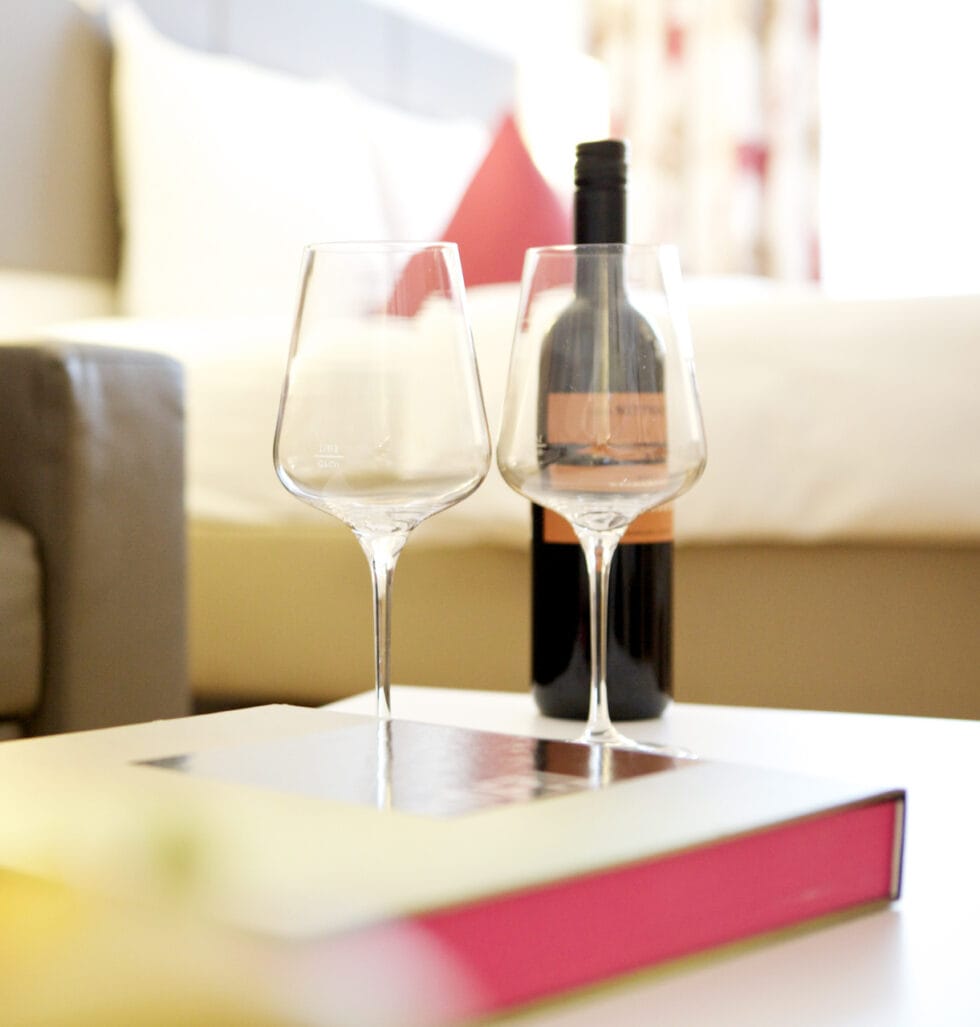 Flasche Wein und zwei Gläser