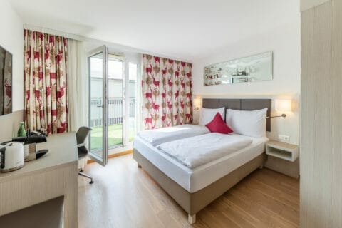 Prestige Zimmer mit Terrasse und großzügigem Schreibtisch, TV und super bequemen Bett