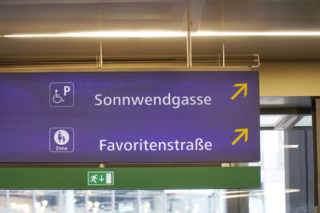Hinweisschild am Hauptbahnhof zur Sonnwendgasse
