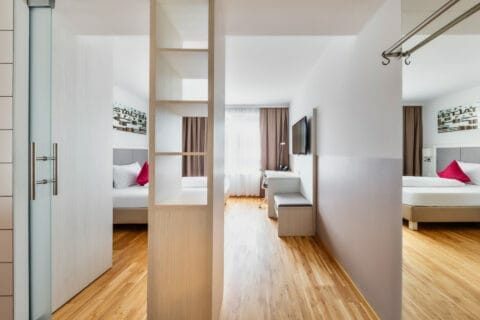 Schrank mit viel Stauraum im Zeitgeist Vienna