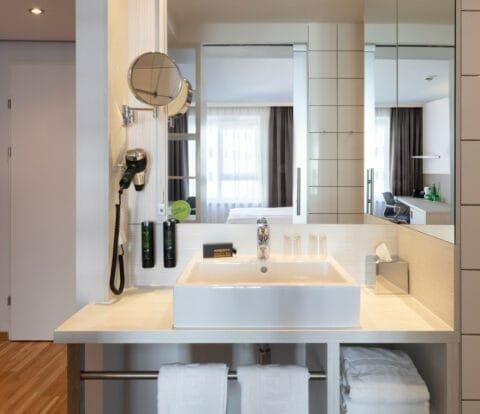 Zimmerkategorie Deluxe im Hotel Zeitgeist Vienna mit Badezimmer (WC getrennt)