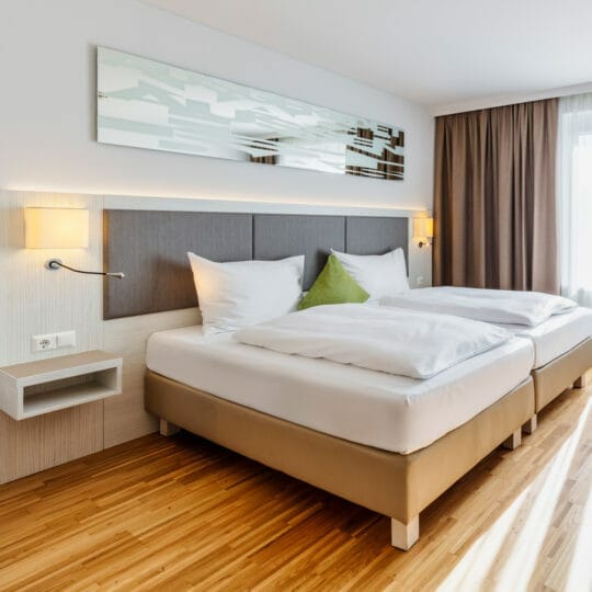 Zimmerkategorie Deluxe im Hotel Zeitgeist Vienna mit bequemen Queen-Size Bett