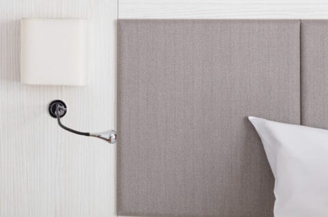 Hochwertige Materialien werden am Kopfteil des Bettes eingesetzt