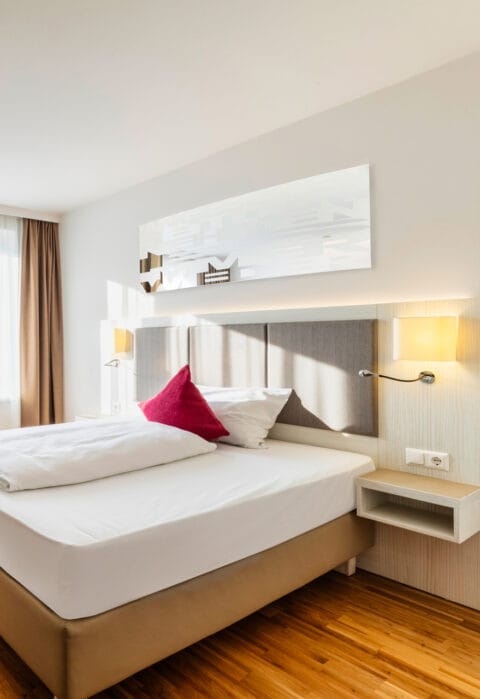 Bequemes Bett im Zimmer