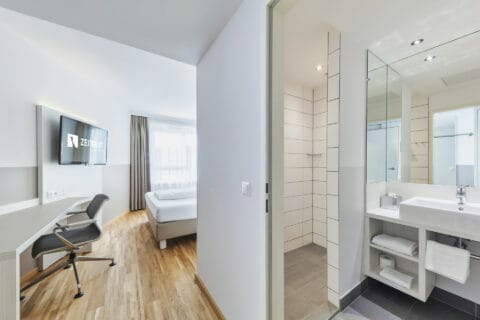 Blick ins Zimmer der Kategorie Urban samt Badezimmer
