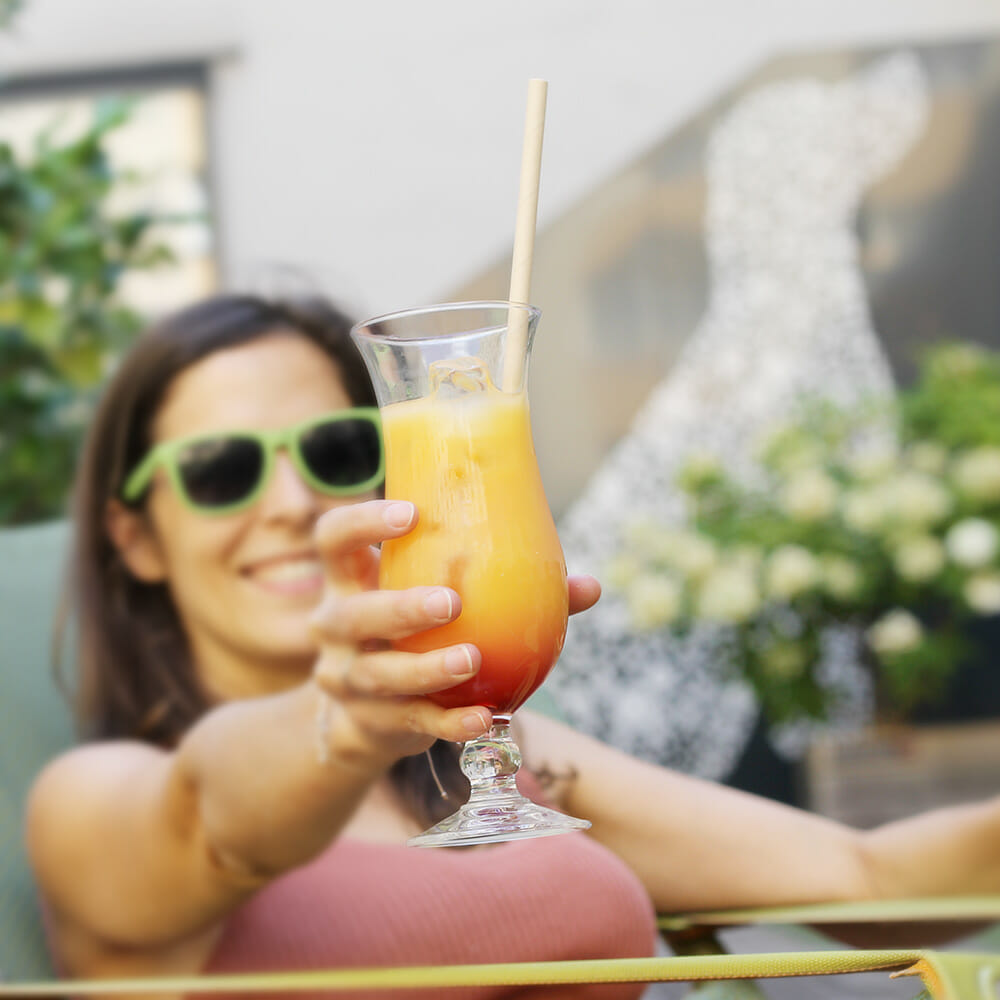 Zeitgeist Mitarbeiterin mit Cocktailglas feiert die 6. Urlaubswoche