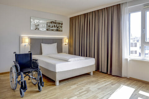 Barrierefreies Zimmer mit Rollstuhl