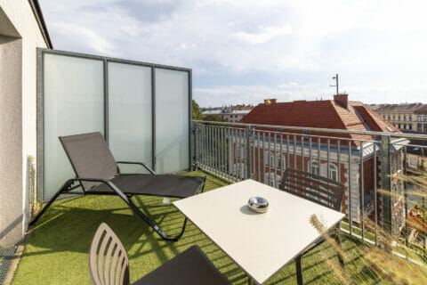 Terrasse mit Liegestuhl und Tisch