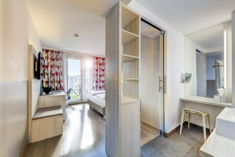 Blick ins Zimmer mit Badezimmer daneben