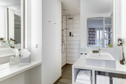 Badezimmer mit Regendusche