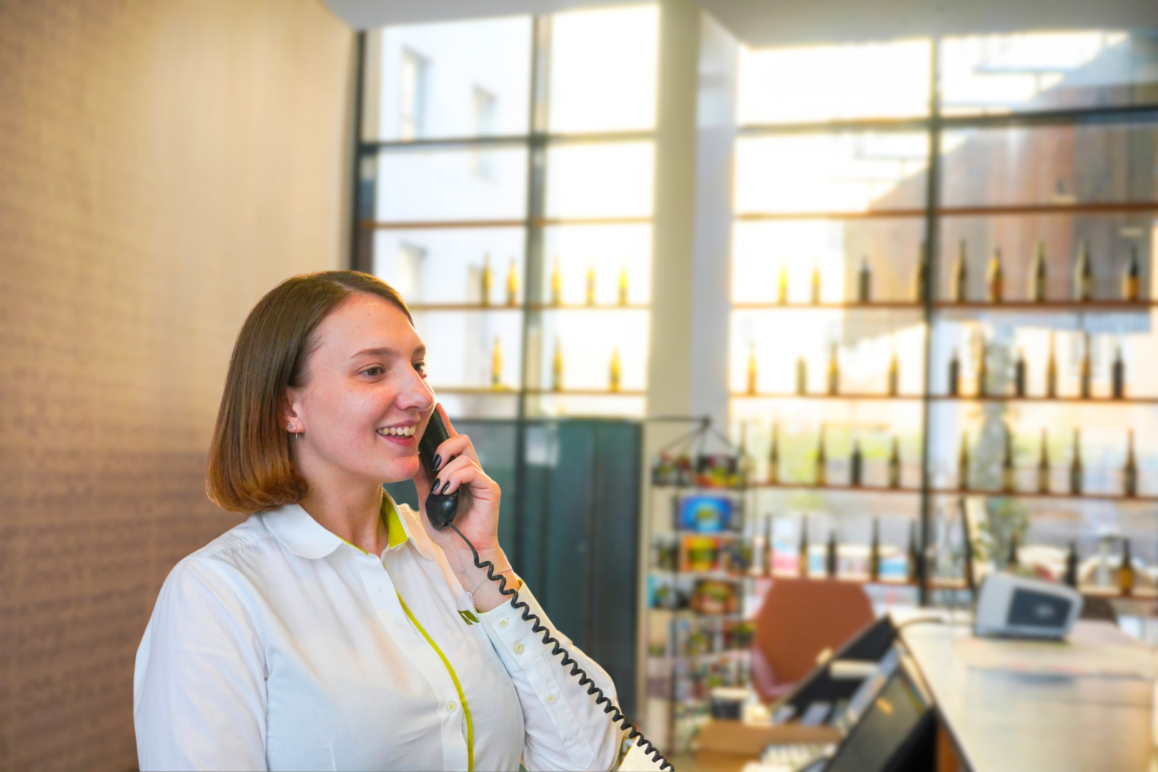 Zeitgeist Vienna Rezeptionistin überreicht Keycard