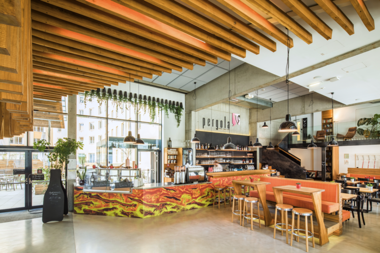 Sehnsuchtsort für Genussfreudige: Die Lokal-Café-Bar Pergola im Hotel Zeitgeist Vienna