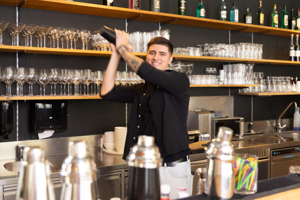 Stefan am Cocktail mixen