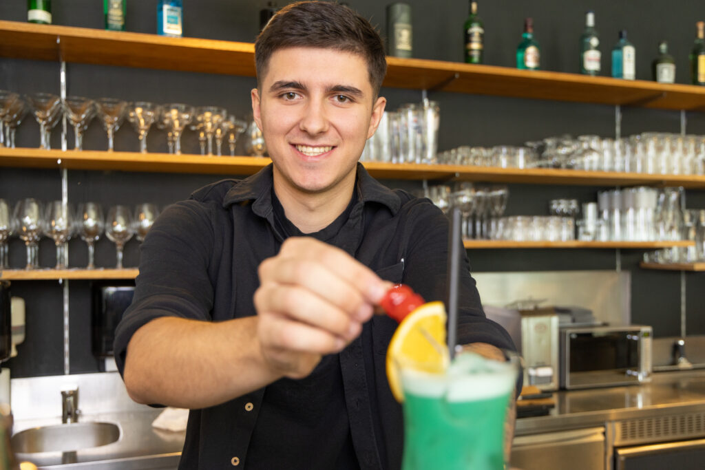 Mitarbeiter bereitet Cocktail vor